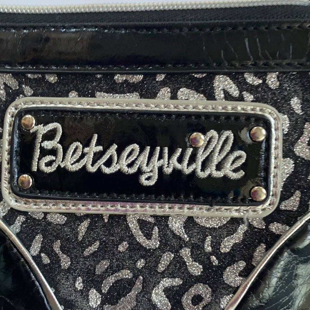 Betsey Johnson Betseyville Silver Glitter Pattern Zip Wristlet - Picture 5 of 6